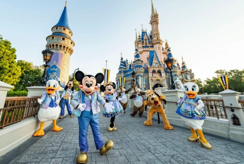 Vuelven los abrazos con personajes en Disney
